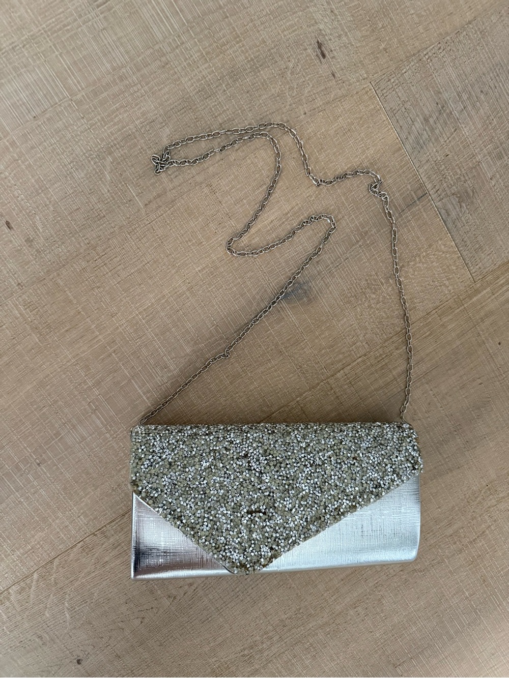 Elegant Silver Glitter Envelope Clutch with Chain Strap